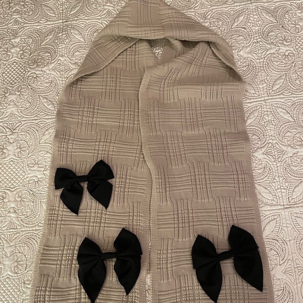 Kate Spade NWT scarf / muffler with grosgrain bows. Tan with black bows